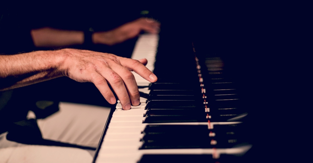 Which piano playing entertainer earned the nickname "Mr. showmanship"?